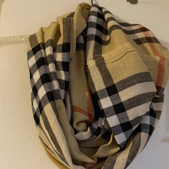 Source Unknown Plaid Scarf in Beige and Black - Picture 3 of 3